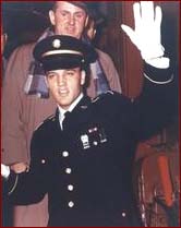 Elvis arrives back in the USA after his tour of duty in Germany in the 1950s. Behind him is his notorius manager, Colonel Tom Parker.